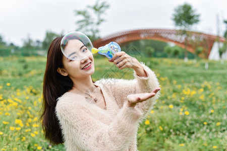 花园玩泡泡玩耍的女孩图片