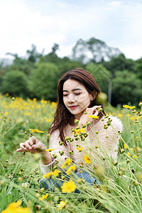 蹲在草坪中的女生图片