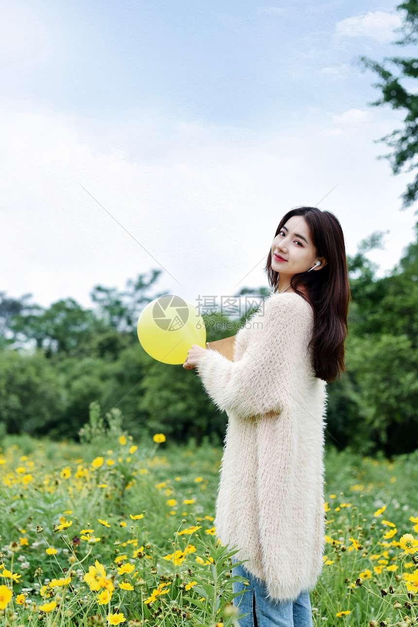 花园玩气球的女生图片
