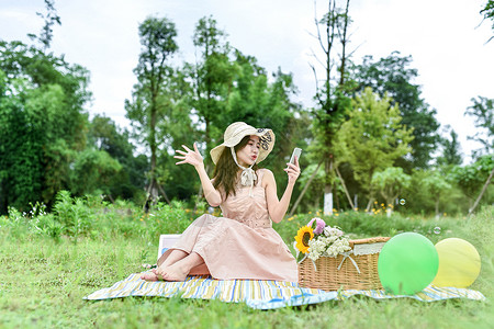 清明郊游自拍坐在草地视频直播的女生背景