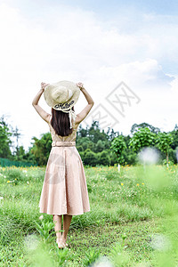 光脚美女手拿草帽的女生背影背景