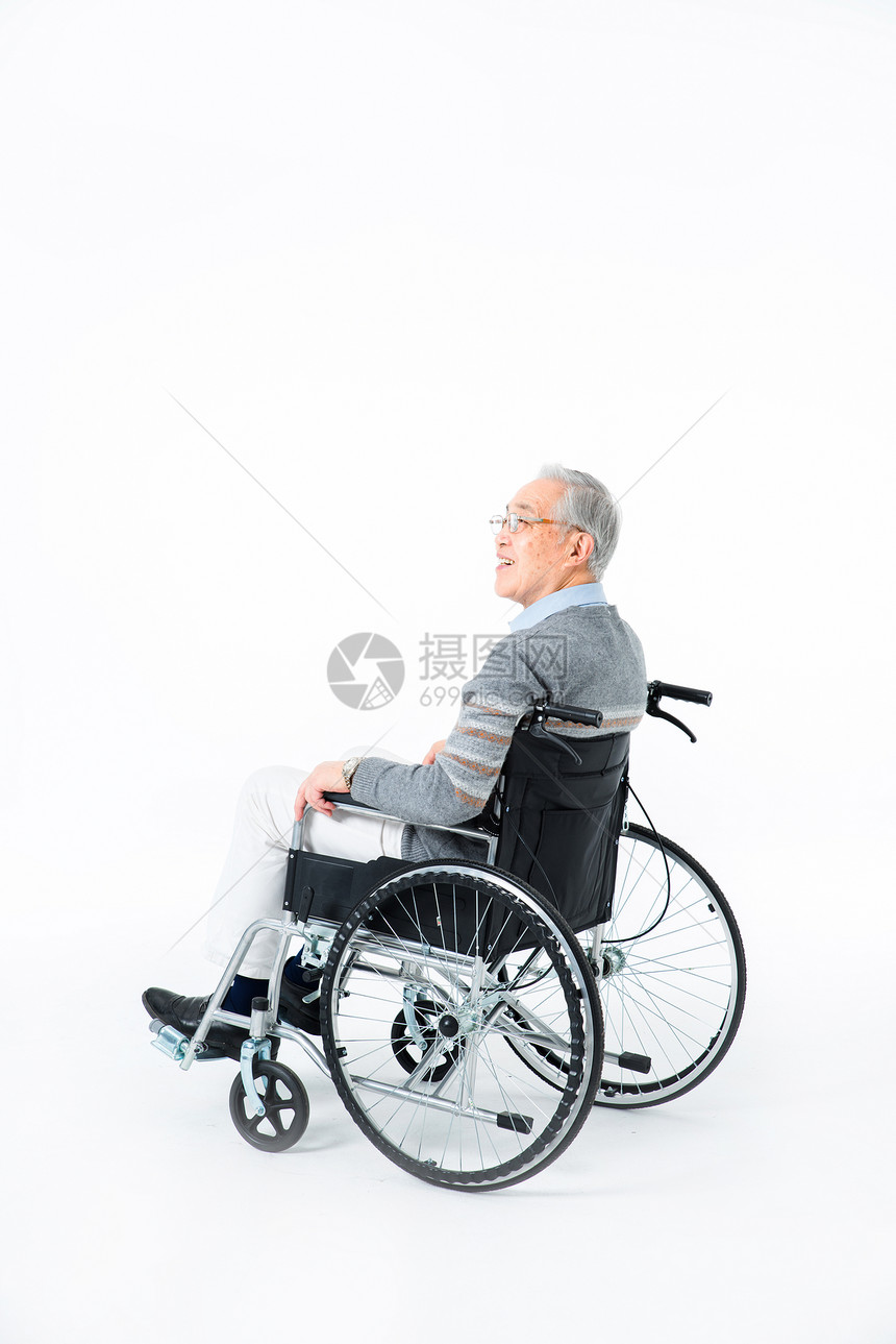 坐轮椅老人侧面图片