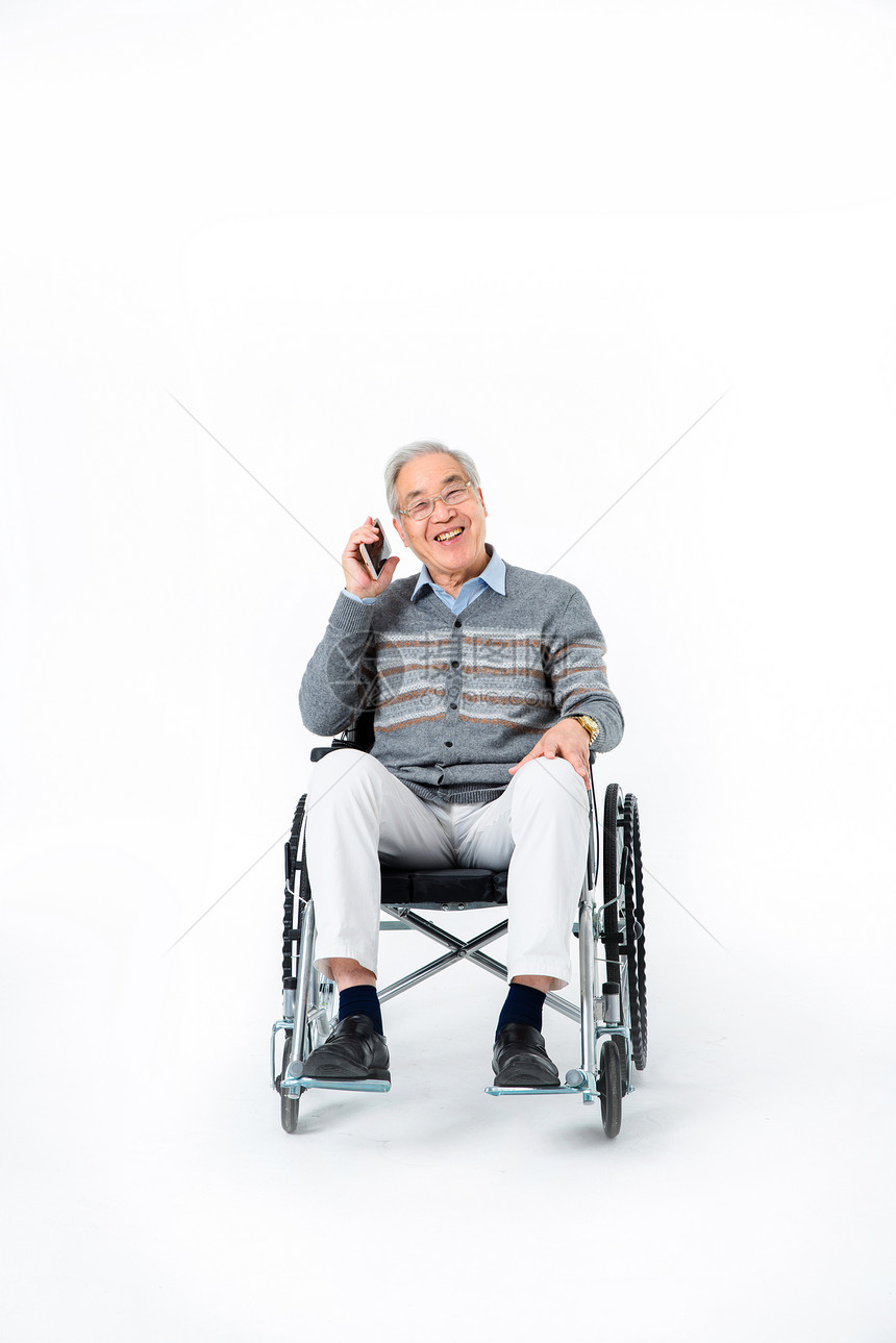老人坐轮椅接打电话图片