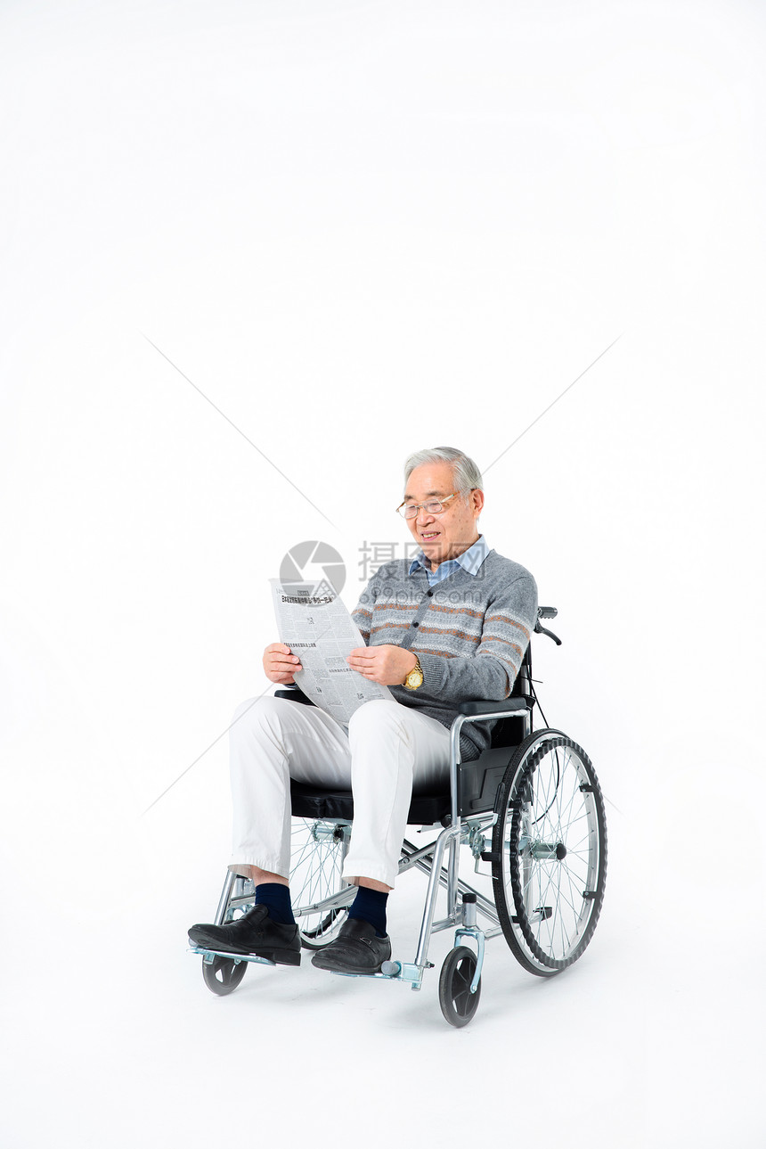 老人坐轮椅看报纸图片