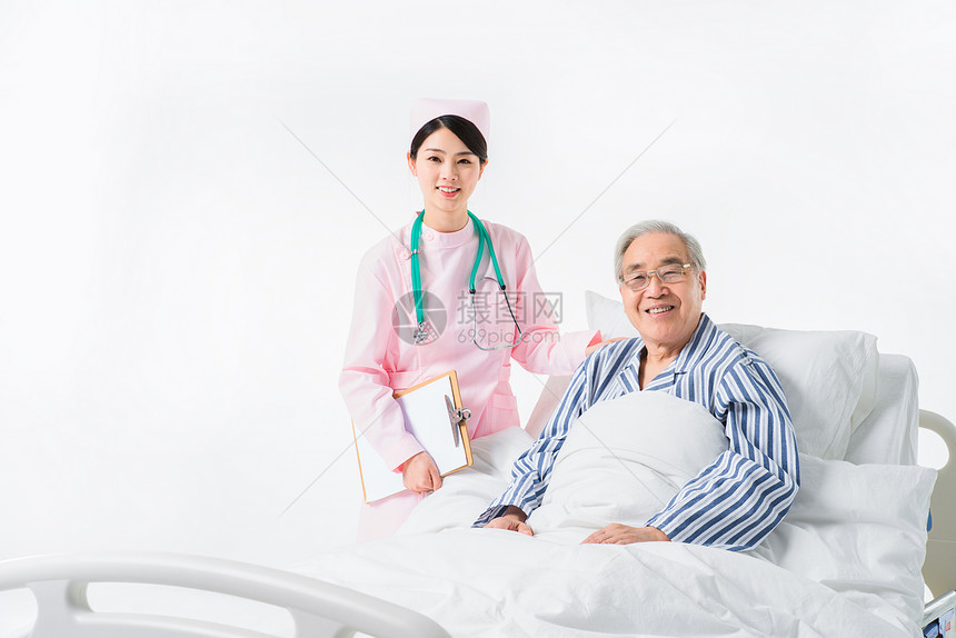 护士关爱老年人图片