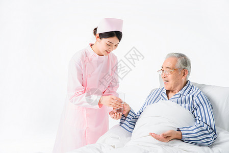 护士嘱咐老人吃药高清图片