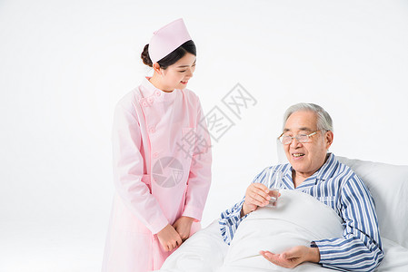 护士嘱咐老人吃药高清图片