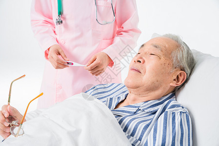护士为住院病人测量体温高清图片