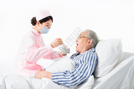 护士照顾老人吃饭背景图片