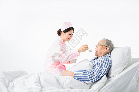 老人喂饭护士照顾老人吃饭背景