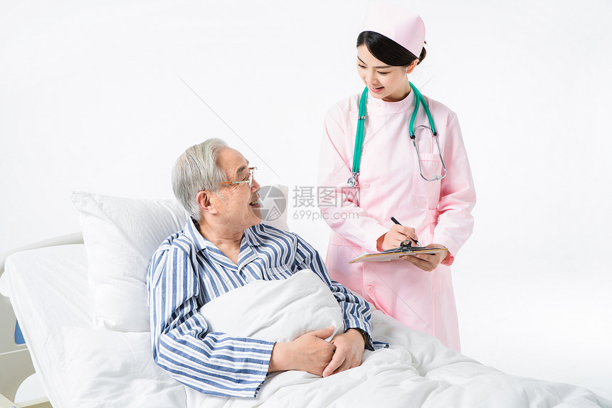 护士检查老年病人图片