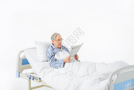 老人在病床上看报纸高清图片