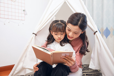 妈妈陪小女孩阅读背景图片