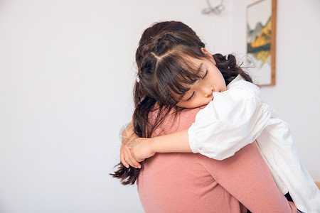 女生抱着饺子妈妈哄孩子背景