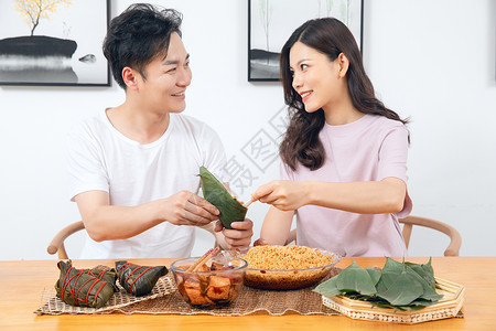 夫妻端午节包粽子图片