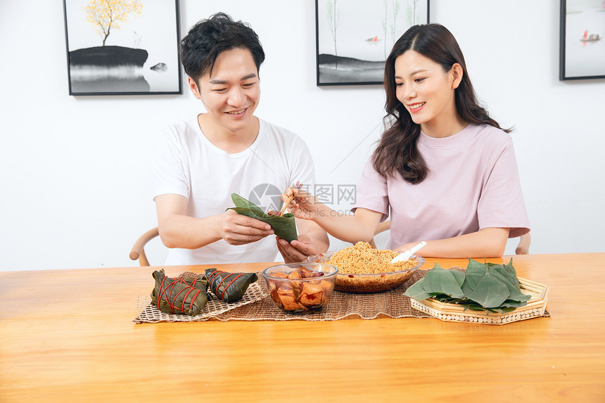 夫妻端午节包粽子图片