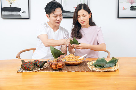 夫妻端午节包粽子图片