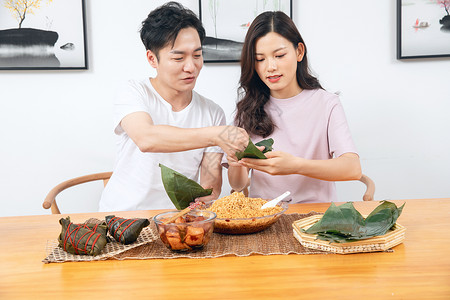 夫妻端午节包粽子图片