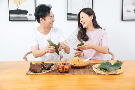 夫妻端午节包粽子图片