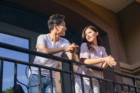 阳台情侣情侣在阳台交流背景