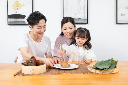 粽子与女孩一家人吃粽子背景