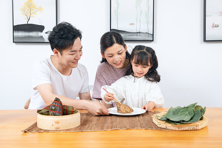 坐着粽叶的女孩一家人吃粽子背景