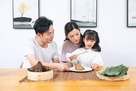 一家人吃粽子背景
