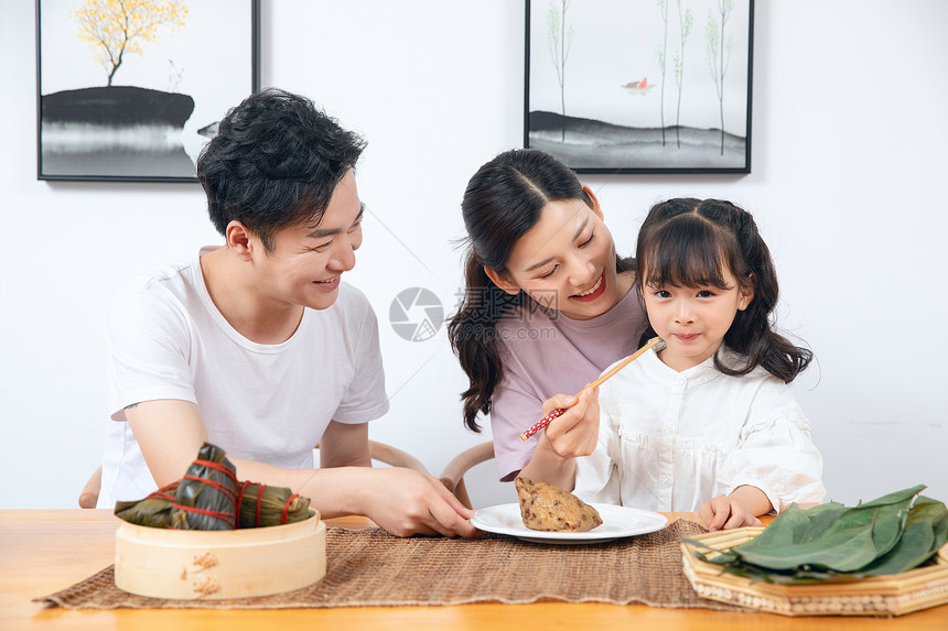 一家人吃粽子图片