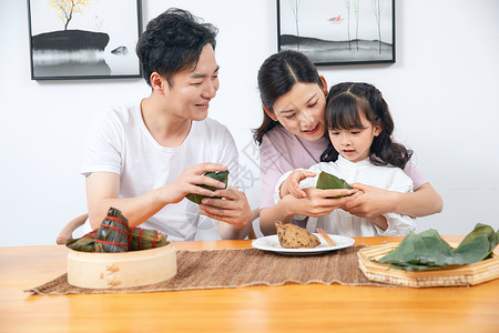 粽子与女孩一家人端午节包粽子背景