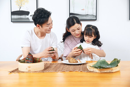 吃粽子字体设计一家人端午节包粽子背景