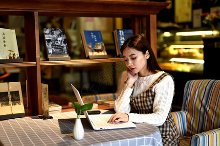 书店坐着用电脑的女学生图片