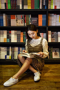 书店坐着看书学习的女生图片