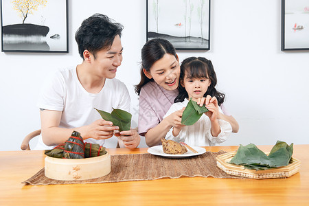 抬着粽子孩子一家人端午节包粽子背景