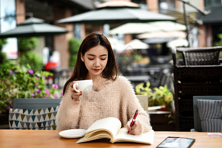 咖啡厅休闲喝咖啡学习的女生背景