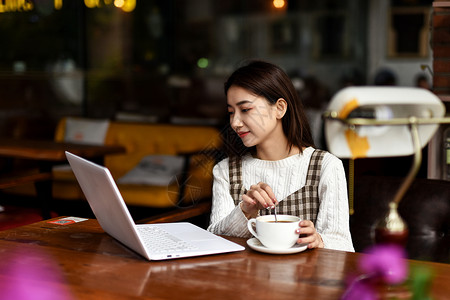 喝咖啡玩电脑的美女背景图片