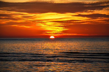 海中日落背景图片