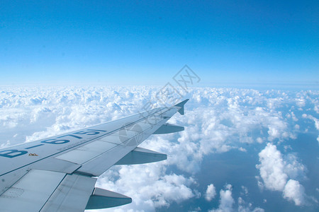 飞机上的云层背景