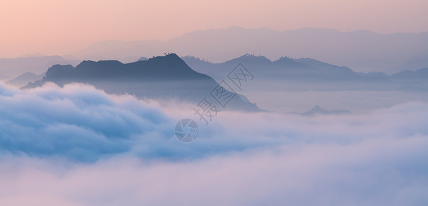 云雾缭绕山水风光背景图片