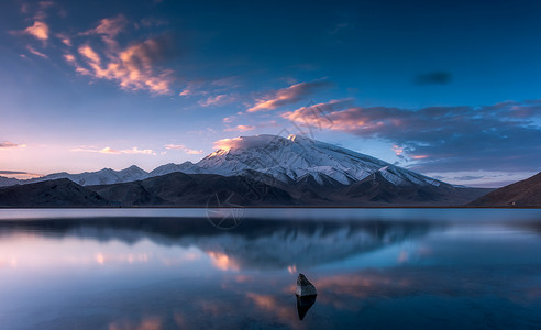 远山日出山水倒影背景