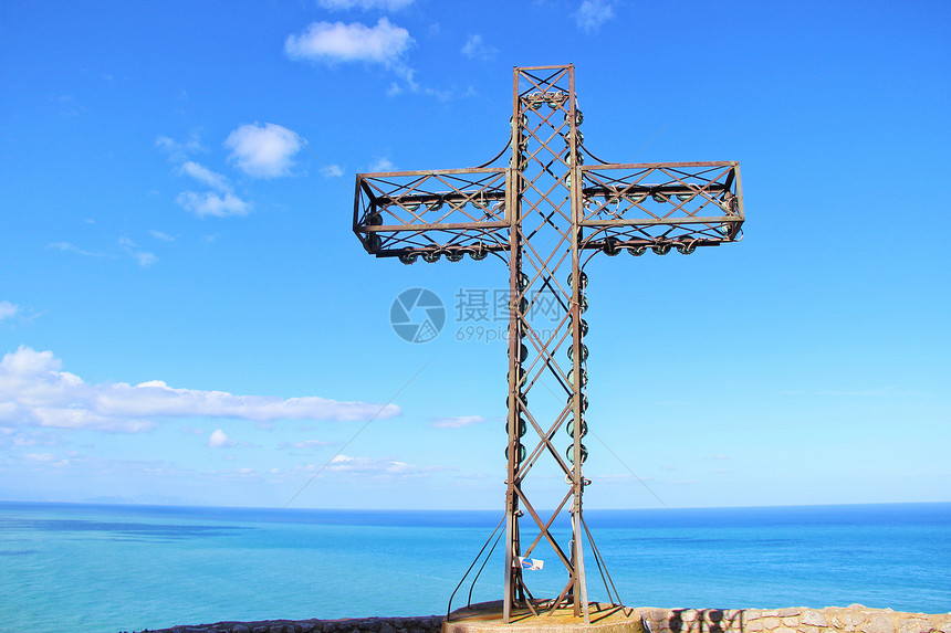 意大利西西里岛切法卢海边十字架图片
