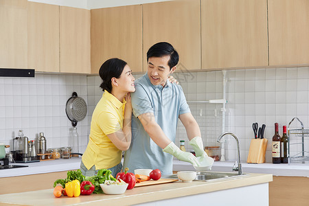 中年夫妻厨房洗碗高清图片