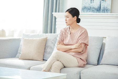 生气的女人中年女性在家生闷气背景