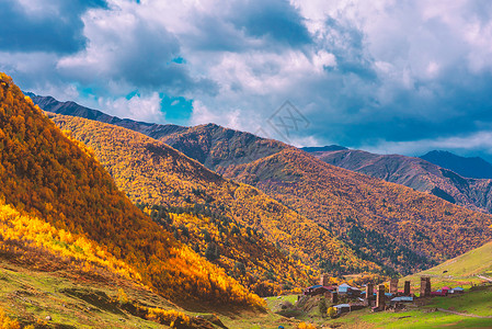 山下村庄外高加速山下的村庄背景