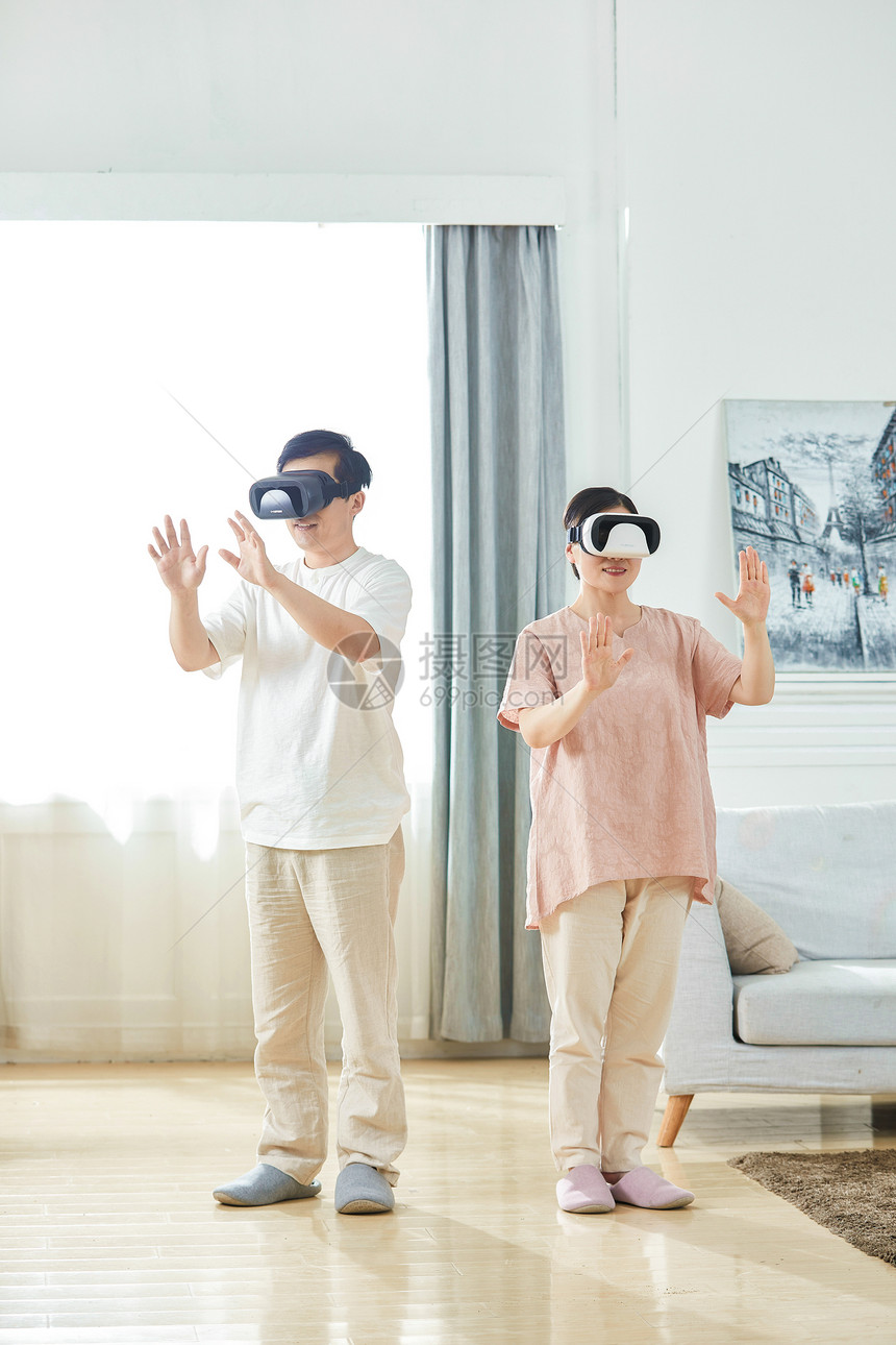 中年夫妻体验VR图片