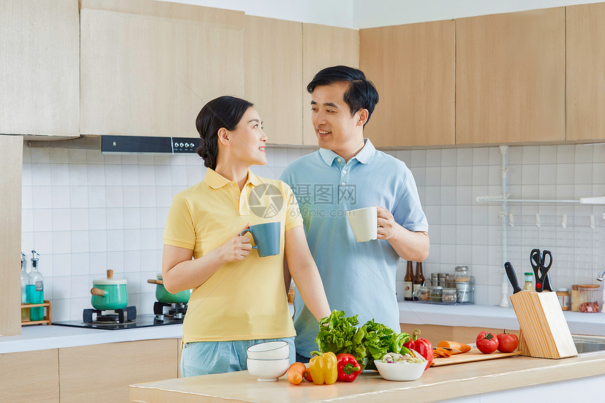 中年夫妇厨房生活图片
