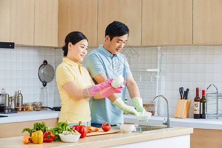 中年夫妇厨房洗碗背景图片