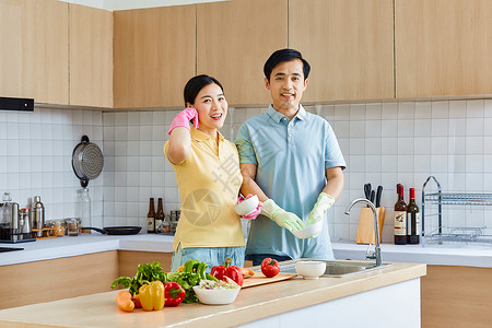 中年夫妇厨房洗碗图片