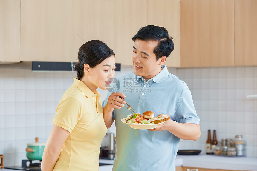 中年夫妇厨房吃早餐图片