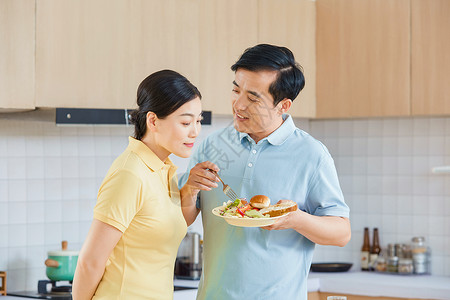 中年夫妇厨房吃早餐图片
