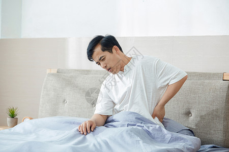 中年男性腰痛背景图片